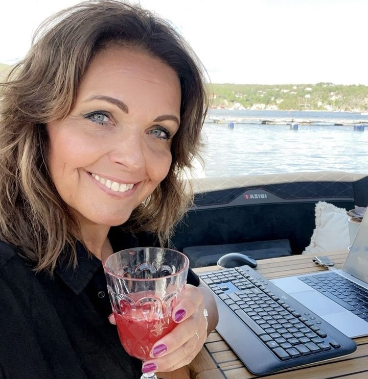 Carine nyter sommeren på Hankø og reflekterer over balansen mellom jobb og liv fra hjemmekontoret i båten sin.